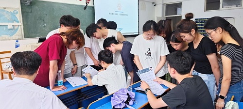 说明: 一群人在开会描述已自动生成